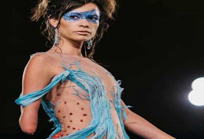 Model Tanpa Lengan Ini Buktikan Tekad Mengalahkan Segalanya!